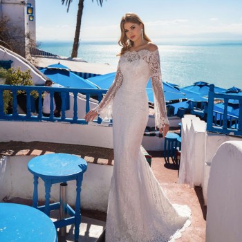 Romantic Lace: A Soft and Feminine Wedding Gown